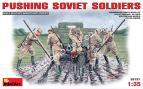 1/35 Mini-art 35137 Толкающие советские солдаты