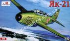 1/72 A-model 7247 training aircraft Yak-21