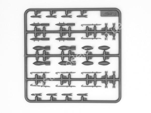 1/48 ICM 48094 I-153 Luftwaffe with Pilots and Ground Personnel