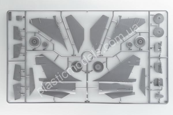 1/48 ICM 48905 MiG-25 BM