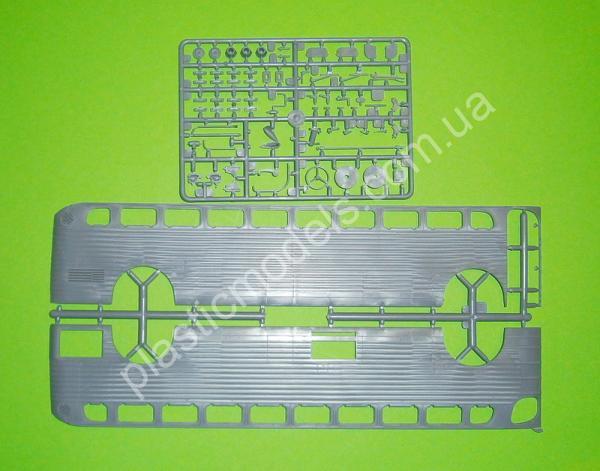 1/35 Roden 819 PD-3751 “Silverside Trailwagon” Trailways Company intercity bus