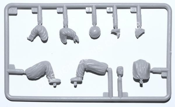 1/35 MiniArt 35226 Soviet Assault Infantry (Winter Camouflage Cloaks)