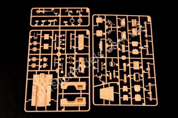 1/35 HobbyBooss 82446 Land Rover Defender XD 'Wolf' W.M.I.K.
