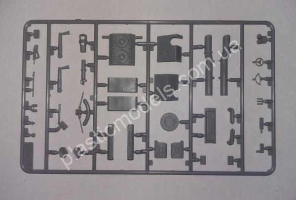 1/35 ICM 35364 Pz.Kpfw.VI Ausf.B King Tiger (late production) with full interior, WWII German Heavy Tank
