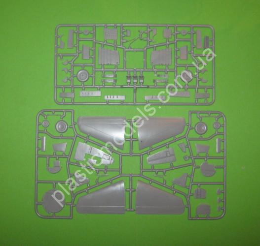 1/72 AMP 72004 Canberra T. MK11