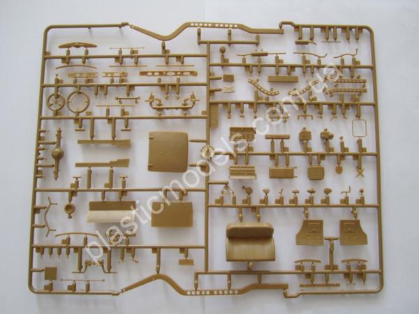 1/35 ICM 35479 Москвич-401-420 седан Moskvitch-401-420 Saloon