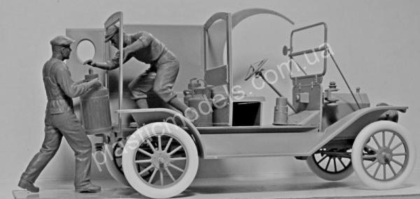 1/24 ICM 24018 American Gasoline Loaders (1910s) (2 figures)