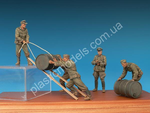 1/35 MiniArt 35256 German Soldiers w/ Fuel Drums. Special Edition