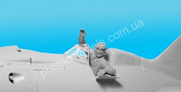 1/32 ICM 32102 VVS RKKA Pilots (1939-1942р.) (3 figures)