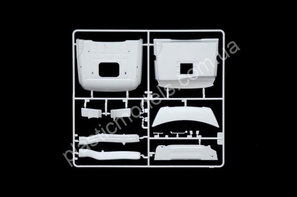 1/24 Italeri 3948 Mercedes Benz MP4 Big Space (Middle Roof)