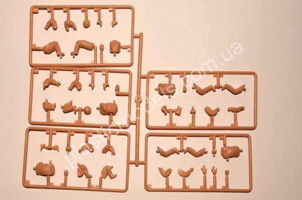 1/35 MiniArt 35226 Soviet Assault Infantry (Winter Camouflage Cloaks)