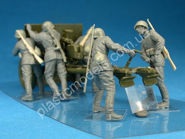 1/35 MiniArt 35081 Советские артиллеристы на манёврах