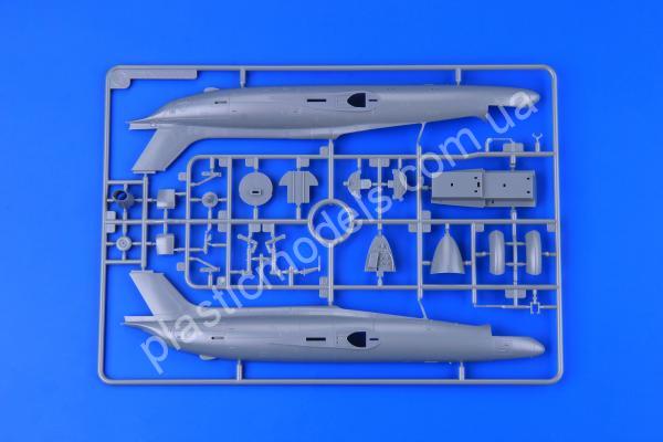 1/48 Eduard 8099 L-29 Delfín