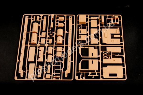 1/35 HobbyBoss 85502 M1070 Truck Tractor & M1000 HET Semi-trailer