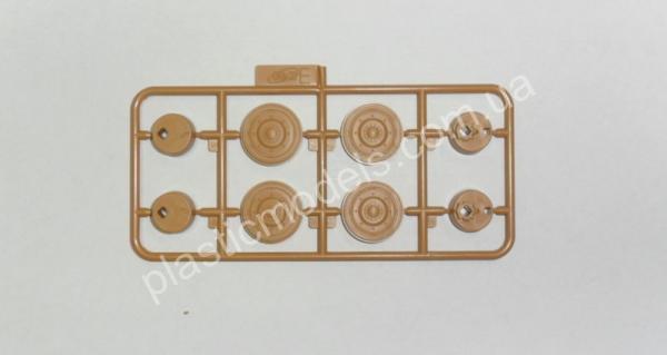 1/35 ICM 35382 P 204 (f) with German Armoured Vehicle Crew
