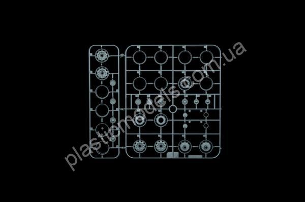 1/24 Italeri 3948 Mercedes Benz MP4 Big Space (Middle Roof)