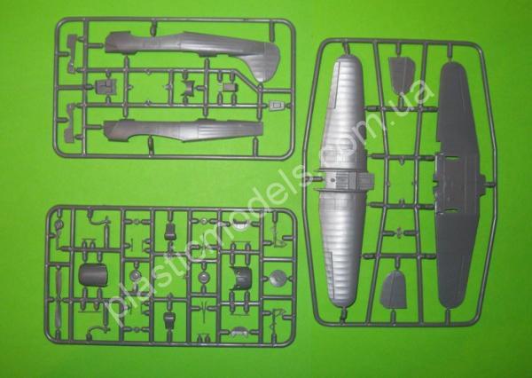 1/72 A-model 72218 YAK-18A