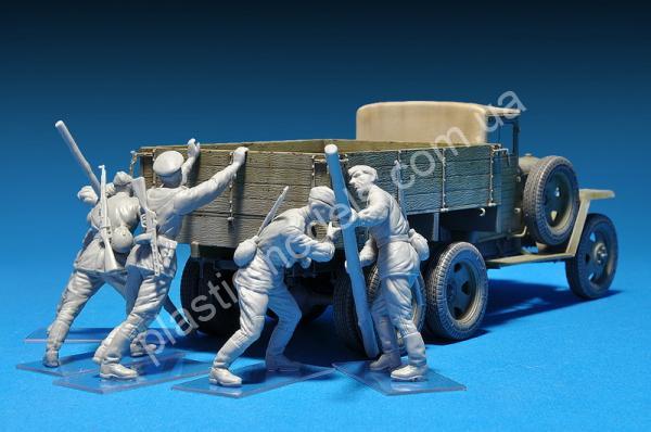 1/35 Mini-art 35137 Толкающие советские солдаты