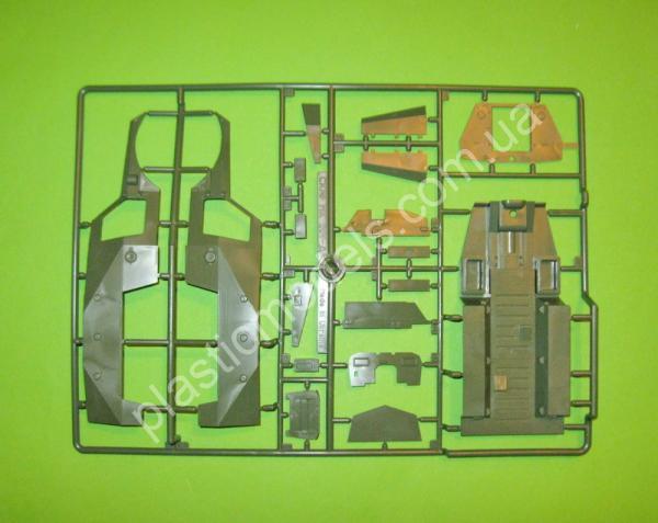 1/35 SKIF 240 BTR-152B1 z DSZK