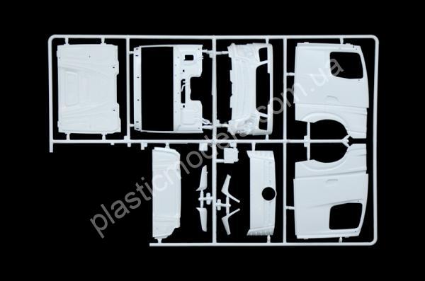 1/24 Italeri 3948 Mercedes Benz MP4 Big Space (Middle Roof)
