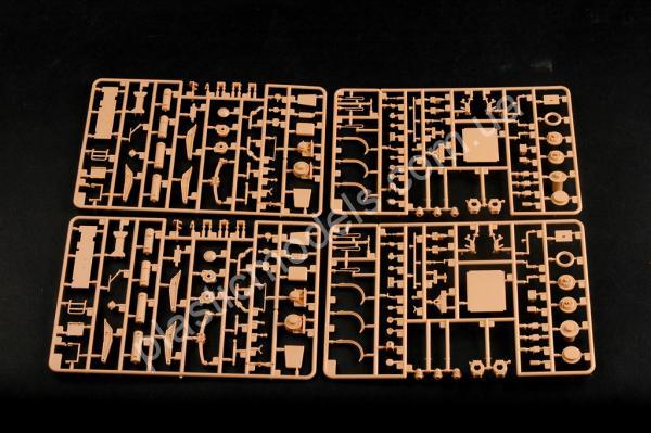 1/35 HobbyBoss 85502 M1070 Truck Tractor & M1000 HET Semi-trailer