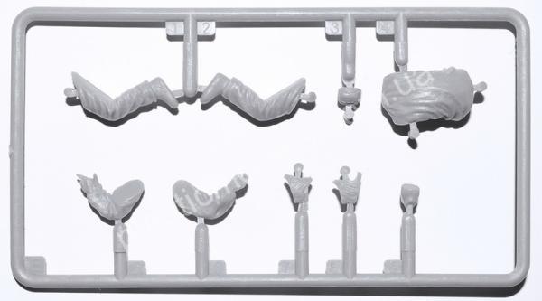 1/35 MiniArt 35226 Soviet Assault Infantry (Winter Camouflage Cloaks)