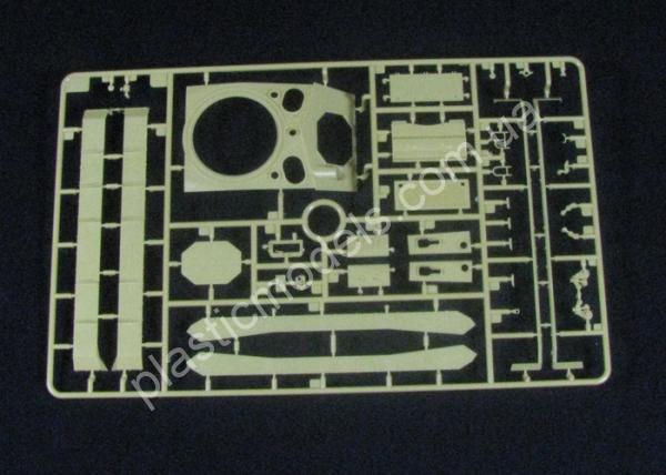 1/35 Bronco 35069 M-24 Chaffee Light Tank w/Crew Set