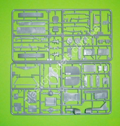 1/35 Roden 819 PD-3751 “Silverside Trailwagon” Trailways Company intercity bus