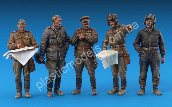 1/35 MiniArt 35027 Советские офицеры на полевом совещании.