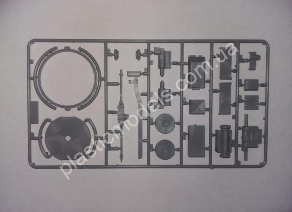 1/35 ICM 35364 Pz.Kpfw.VI Ausf.B King Tiger (late production) with full interior, WWII German Heavy Tank