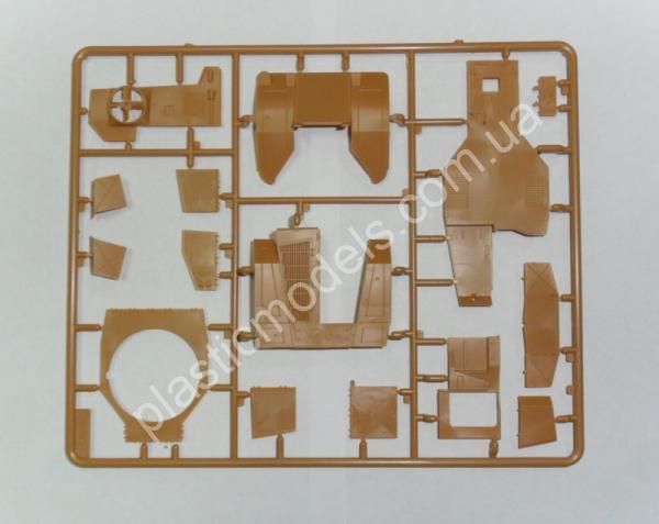 1/35 ICM 35382 P 204 (f) with German Armoured Vehicle Crew