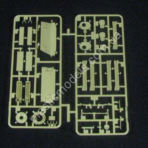 1/35 Bronco 35069 M-24 Chaffee Light Tank w/Crew Set