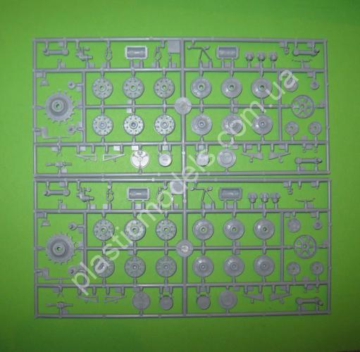 1/35 EASTERN EXPRESS 35087 KV-8 Soviet Flame-thrower Tank 1942