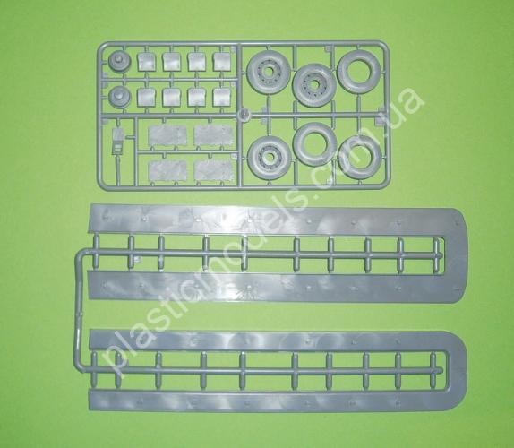 1/35 Roden 819 PD-3751 “Silverside Trailwagon” Trailways Company intercity bus
