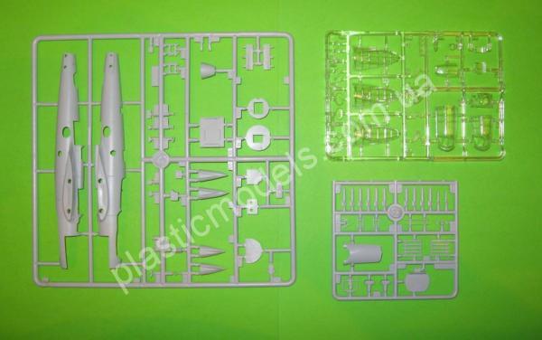 1/72 UM 103 Pe-2 Soviet Dive Bomber w/ unguided rockets